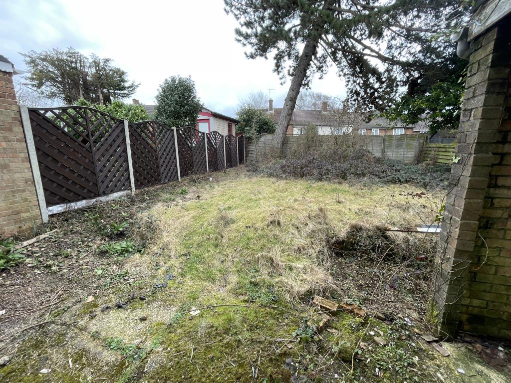 Lot: 99 - LINK-DETACHED HOUSE IN NEED OF COMPLETE RENOVATION AND REPAIR - Image of garden house for auction in St Albans
